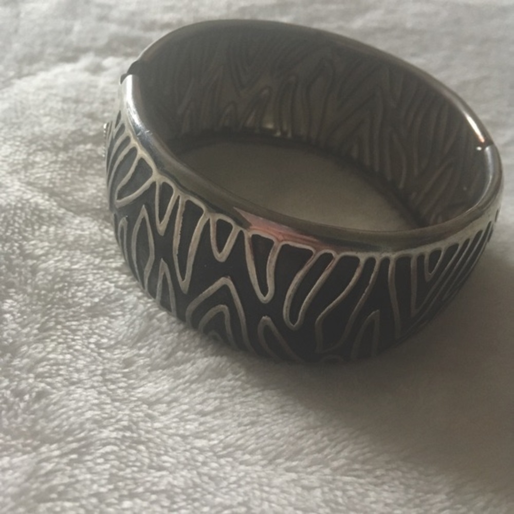 FREE🌿Metallic wide bangle snap bracelet